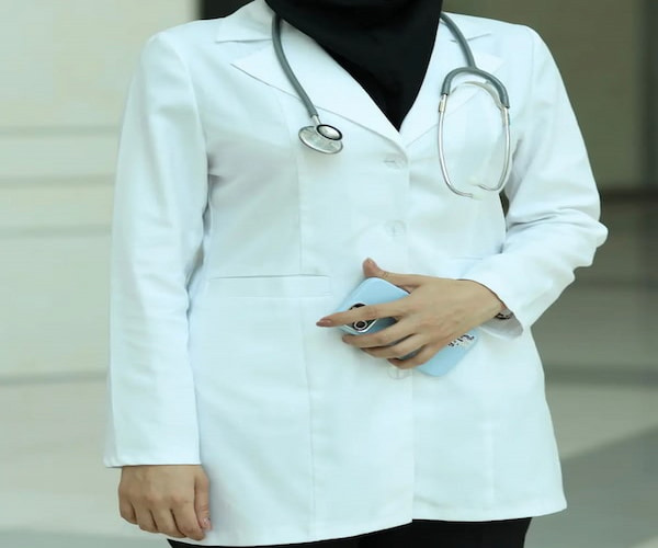 تصویر 1 از خرید گان پزشکی سفید + قیمت فروش استثنایی